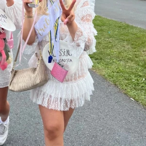 BY MALINA klänning  - säljer min fina by malina klänning som jag köpte till min student 2024, den är använd en gång på min student och den är uppsydd nertill då jag tyckte den var lite för lång för min smak så den är fint uppsydd, har ingen användning för klänningen mer🩷🩷