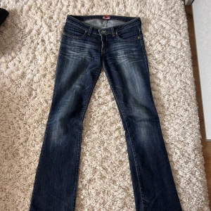 Lågmidjade jeans  - Super fina lågmidjade jeans i strl S, as snygg tvätt och passform💓 skriv privat vid frågor och kolla gärna mina andra annonser