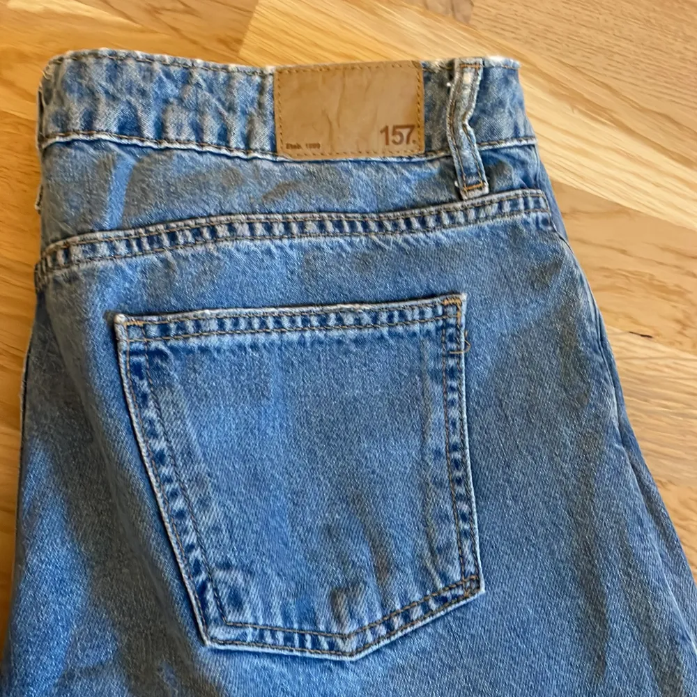 Super fina jeans från lager 157 (lågmidjade) knappt andvända str M. Kostar endast 80kr orgenalpris 400kr. Inga defekter finns och som sagt knappt andvända. Fler bilder kan skickas vid intresse. Det är bara att skriva om du har några frågor.💗. Jeans & Byxor.