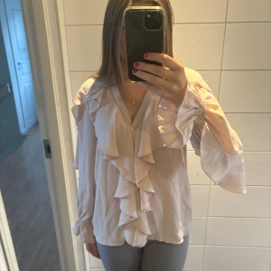 Blus ifrån ZARA - en superfin blus ifrån Zara i S🩷 säljer den pga att jag inte använt den någon gång utan den har bara legat i min garderob, aldrig använd och bra skick🩷