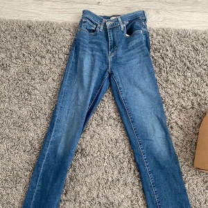 Levis jeans  - Snygga jeans från Levis. Stretchiga jeans använda ett fåtal gånger. Mycket bra skick.