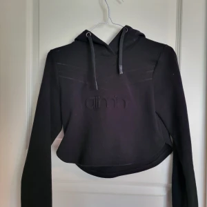 Svart hoodie - Rn svart hoodie från Aimn. Knappt använd och därav i fint skick! 
