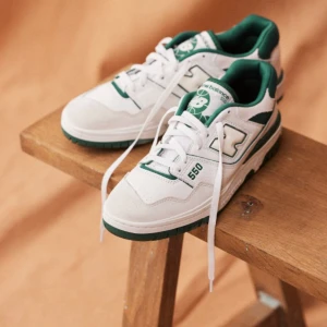 New Balance 550 - New Balance 550 i färgen White-Vintage Teal i storlek 36. Oanvända i kartong. 