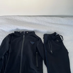 Prada Dress - Säljer min använda Prada dress då den har blivit för liten på mig. Storlek S. Pris kan diskuteras