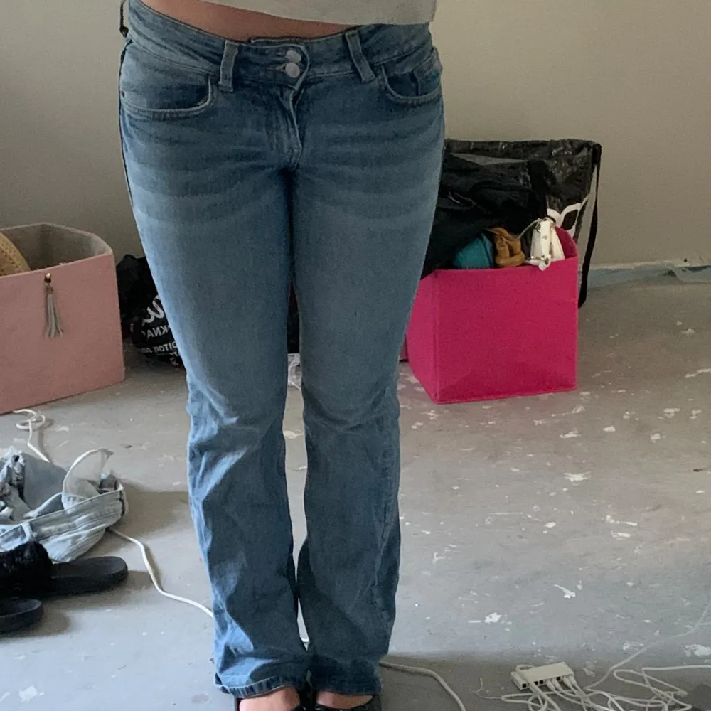 Jättesnygga lågmidjade jeans som kommer från H&M. Har använt dessa jeans ganska mycket men skicket är otroligt bra trots det. Skriv för frågor eller fler bilder!💗. Jeans & Byxor.