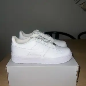 Nike Air Force 1 i storlek 37,5. Oanvända i kartong. 