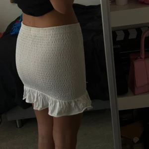 Vit kjol - Vit simpel kjol, inga skador och knappt använd. Jag tror den är köpt på hm men minns ej.