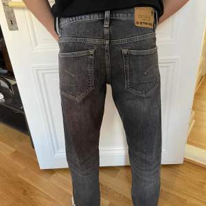 Säljer ett par snygga grå jeans från G-Star RAW som är använda endast ett fåtal gånger. De har en klassisk femficksdesign och en bekväm lite mer Slim fit passform. Perfekta för både vardag och fest! modellen är 176cm och väger 58 kg (nypris 1300)