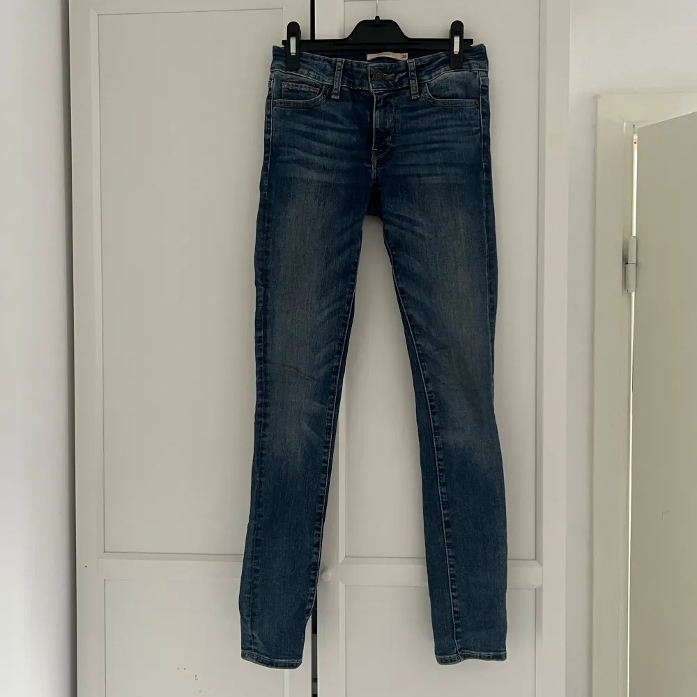 Levis jeans skinny med mid- waist! Storlek 26. Är i ett bra skick, sparsamt använda💗🌟 Jättesnygga om man har några boots över dem😍😍. Jeans & Byxor.