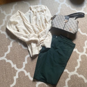 Hel outfit❤️ - En hel outfit i ett pris❤️ NA-KD stickad tröja öppning kan man ha fram eller bak strl S Kostymbyxor mörkgröna stockh lm strl 36 Guess väska  allt för 500❤️ kolla mina andra outfit set😃❤️