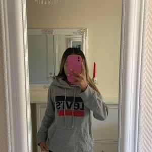 Levis hoodie  - Säljer en Levis hoodie som jag inte använder längre. Den är i bra skick och knappt använd.