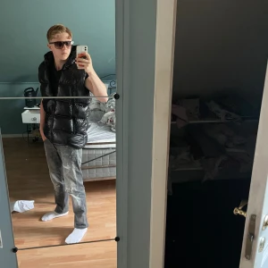 Puffer väst supply demand  - Säljer min riktigt snygga puffer väst för jag aldrig använder den längre den är i väldigt bra skick har använt få gånger. Då den ej passar mig.