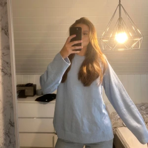 Ljusblå stickad tröja från BikBok - Säljer en supermysig ljusblå stickad tröja från BikBok. Perfekt för kyliga dagar med sin mjuka och bekväma passform. Tröjan har långa ärmar och ribbade kanter vid ärmslut och nederkant. den är helt ny endast tagit av prislapp passar allt från s-l i storlek❤️