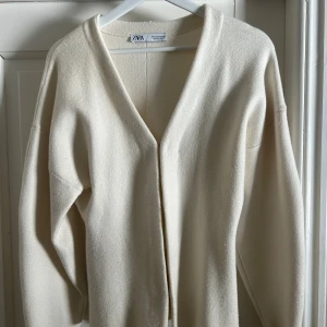 Stickad tröja/kofta - Stickad topp/tröja/kofta från zara i stl M! 