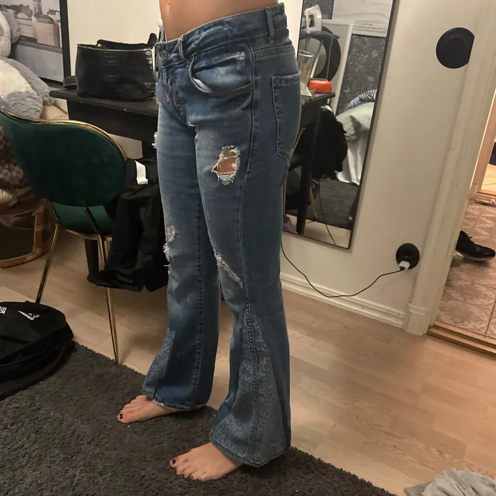 As coola o snygga jeans som tyvärr är för korta för mig som är runt 180🪽 har sytt dit leopard mönster själv så att dom blev bootcut men det syns inte att dom är hemma sydda❣️❣️ köpte ganska dyrt då det är ett dyrt märke därför priset☺️hon har 34 på bild. Jeans & Byxor.