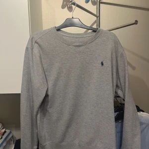 Raulph lauren sweatshirt - Tja köpte denna och den är för stor och säljer den för det