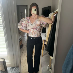 Svarta vida manchesterbyxor från monki - Nästan aldrig använda, bra skick🥰