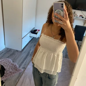 Vit festtopp - Jätte fin vit ”fest” topp säljer då den inte kommer till användning inga defekter på toppen