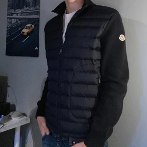 Moncler cardigan  - Säljer min Moncler cardigan i topp skick!