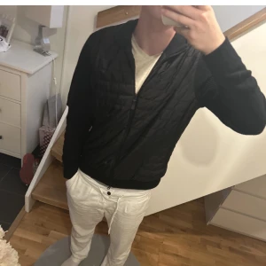 J.Lindeberg Jacka Cardigan - Nyskick/ 10/10. Fin jacka som passar tidigt på hösten samt sena hösten med tjocktröja. Använd 8-10 gånger. Nypris på jackan är 3200kr. Mitt pris 2099kr men kan gå ner vid snabb och lätt affär!