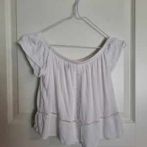 Söt vit topp - En fin vit topp från hm. Säljs pga för liten. En del använd men i bra skick!