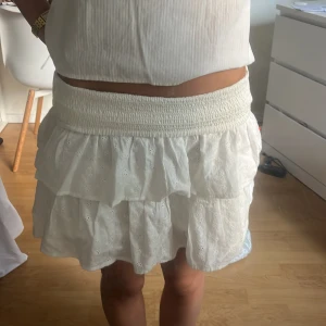 Vit kjol - Gullig vit kjol från Kappahl ❣️❣️❣️stl 152 men passar mig som brukar ha xs!
