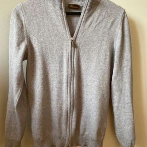 Stenström full zip - Säljer nu denna stilrena stenström full zip som är i skick 9/10 nypris: 2300-3300kr