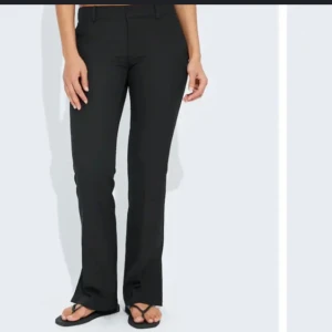 Kostymbyxor bikbok - Lågmidjade kostymbyxor med slits från bikbok. As snygga men lite små i midjan för mig. Storlek 38 men skulle säga att det är mer som en 36☺️