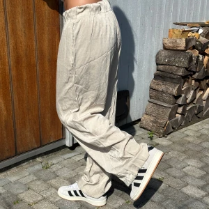 Beiga Byxor - Supersköna byxor från H&M!💛 Lite noppriga!