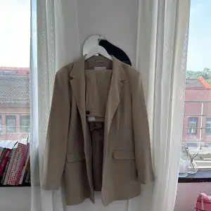 Blazer - Naturfärgad kavaj i boy-modell med smal passform nypris : 520 kr Byxor - 699 kr Blazer + byxor samma färg tillhör samma set . Blazer st.44 , byxor st. 46. Säljer allt för 500 kr 