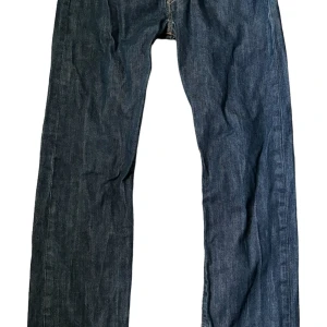 Levi's 501 jeans - Säljer ett par klassiska Levi's 501 jeans i blå denim. De har en rak passform och är tillverkade i slitstarkt jeansmaterial. Bara att fråga vid funderingar.