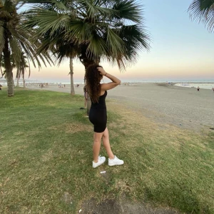 Klänning - Används ett par gånger men säljer klänningen eftersom den blivit för tajt!