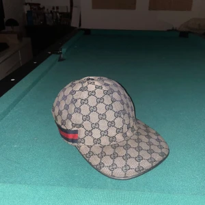 Gucci keps  - Säljer min Gucci keps i storlek m  Jag säljer den för att jag inte använder den nå mer, så jag hoppas nån annan kan använda den istället!