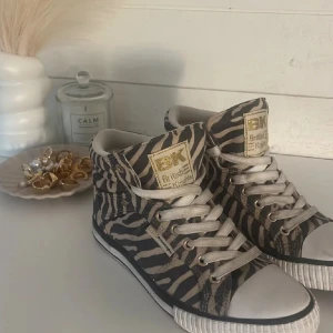 Zebra skor - Fina zebra skor jag köpt här på plick, kommer tyvärr inte till användning❤️
