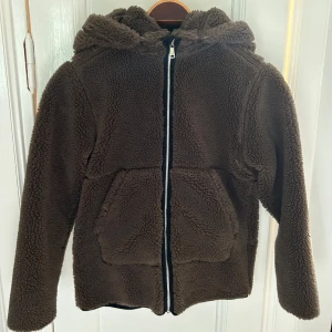 arket pilejacka  - mörkbrun pile/teddyjacka från arket. sjukt gosig jacka som passar perfekt till höst och vinter. priset går att diskutera💘 inte säker på storlek då jag oxå köpt den second hand men den passar mig som har xs