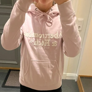 Rosa hoodie från Abercrombie & Fitch - Rosa hoodie i fint skick från Abercrombie & Fitch. Storlek S. Använd gärna köp nu!