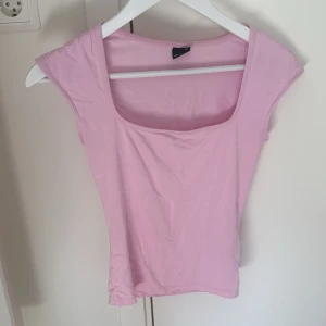 Soft touch top  - Jättefin rosa tröja från Gina i deras soft touch kollektion💞 använd fåtal gånger, har klippt bort de smala banden som brukar sitta i tröjor (bild 4)