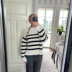 Randig stickad tröja  - Säljer nu min randiga stickade tröja från ginatricot, tröjan är i ny skick endast använd en gång. Nypris 500kr mitt pris 150kr. Storlek xs men passar mig som vanligtvis är en s ibland m, då den är lite oversized. 