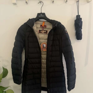 Parajumper jacka - En jacka från Parajumper. Använd fåtal gånger.  Storlek XXS passar även XS Passar  till höst och vinter Nypris 4800kr Priset kan diskuteras.