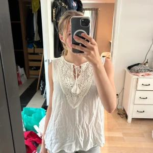 Vit blus - Vit blus med spets detalj storlek M från Kappahl.