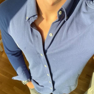 Ralph lauren skjorta - Hej, Säljer nu en snygg Ralph Lauren skjorta storlek S. Den är i nyskick och riktigt snygg till alla tillfällen. Nypris 1500✅