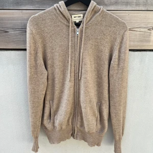 Soft Goat Kashmir hoodie  - Beige kashmir zip hoodie från Soft Goat i storlek S. I fint skick och knappt använd. Vid frågor eller funderingar, skriv!