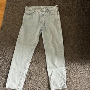 Jeans, Weekday - Jeans ifrån weekday i bra skick. Modellen är barrel i storlek W33 L32
