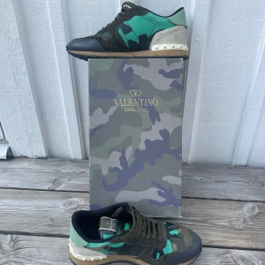 Valentino rockrunners - Säljer nu mina valentino rockrunners eftersom de har blivit försmå.   Årderbekräftelse från vestiaire Collective finns Fint skick och sparsamt använt  skriv vid fler frågor Pris kan diskuteras vid snabb affär