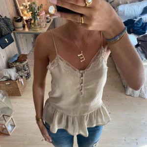 Topp - SUPERSNYGG topp❣️❣️tryck gärna köp nu 💕💕