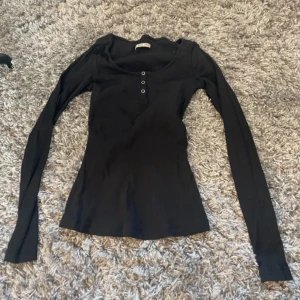 Svart tröja  - Fin svart tröja som knappt är använd i storlek S. Stretchigt material!!
