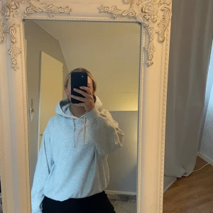 Vit/ljusgrå hoodie  - Det är en vit/ljusgrå hoodie med snören, den passar perfekt för mig som är 1.60 💕