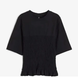 Hm tröja - sjukt snygg hm tröja med ”tight” matrial i mitten. Stretchig så skulle säga att den passar S och L också. Inga defekter men används tyvärr inte längre❤️