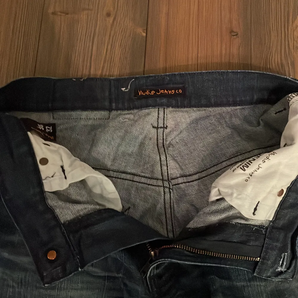 Tvärsköna Nudie jeans i unik tvätt, storlek 30/32 i modellen Thin Finn, vilket är snarlikt Grim Tim i passformen. Gott skick utan några skador. Tveka inte att höra av dig vid frågor, pris kan diskuteras.. Jeans & Byxor.