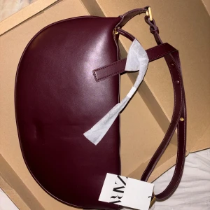 Vinröd väska zara - En vinröd väska ifrån zara helt ny